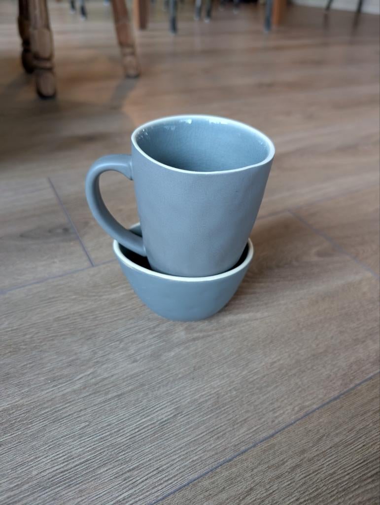 Gratis Jewel kopje en schotel - Grijs, Huis en Inrichting, Keuken | Servies, Ophalen, Keramiek, Zo goed als nieuw, Effen