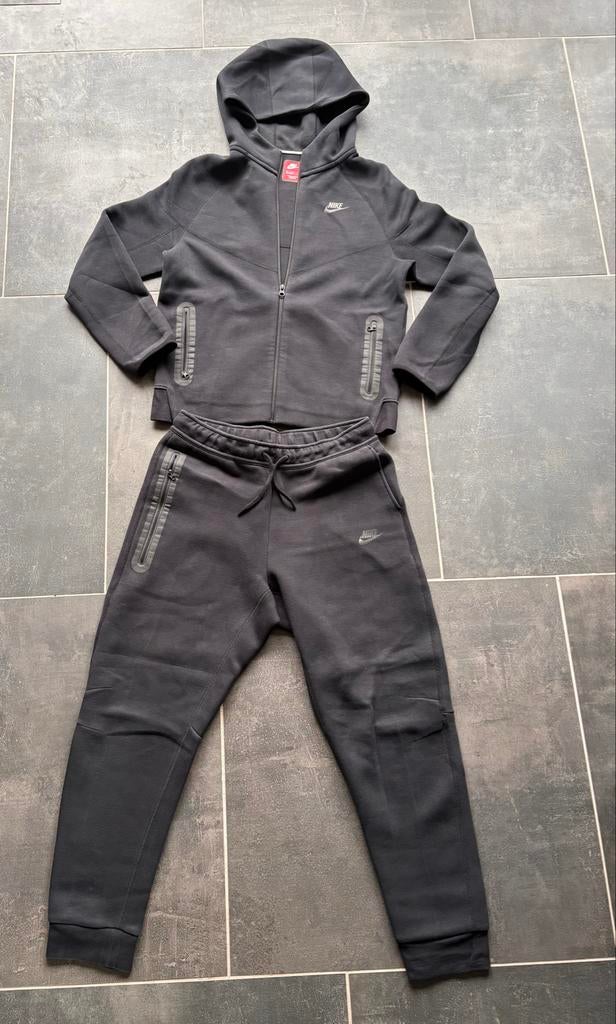 Nike Tech Fleece Trainingspak Maat 158-170 Zwart, Ophalen of Verzenden, Zo goed als nieuw, Jongen of Meisje, Setje