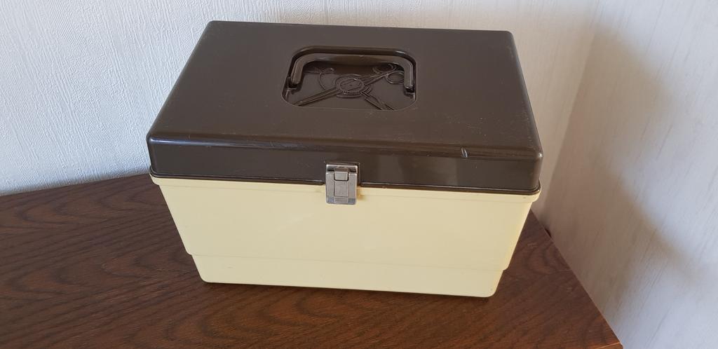 Grote naaibox / doos, Verzenden, Gebruikt