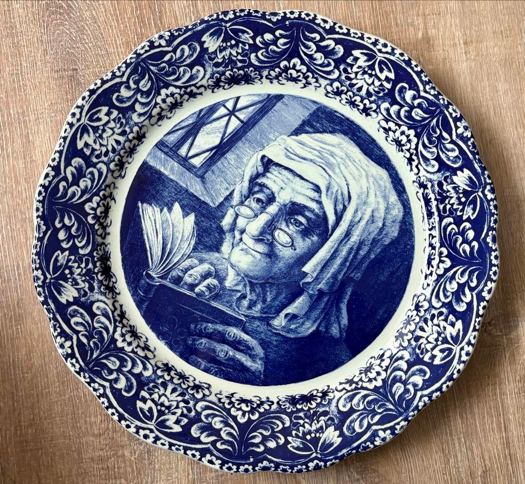 Wandbord Bock Frères Delft met lezende vrouw, Ophalen