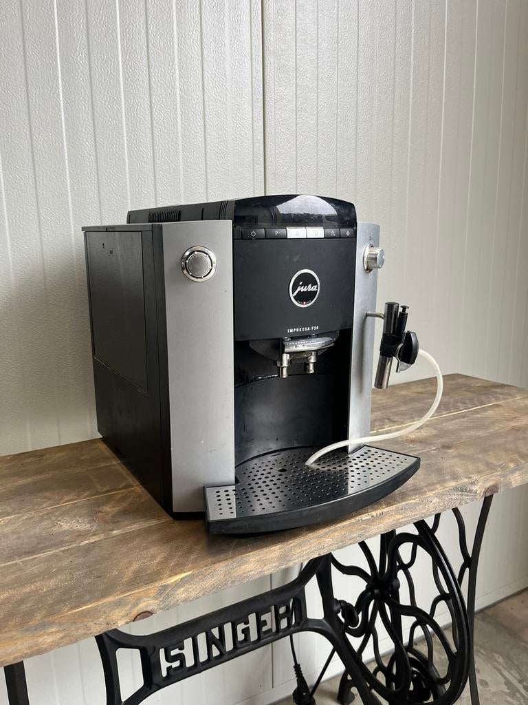 Jura Impressa F50, Witgoed en Apparatuur, Koffiezetapparaten, Ophalen, 10 kopjes of meer, Koffiemachine, Zo goed als nieuw