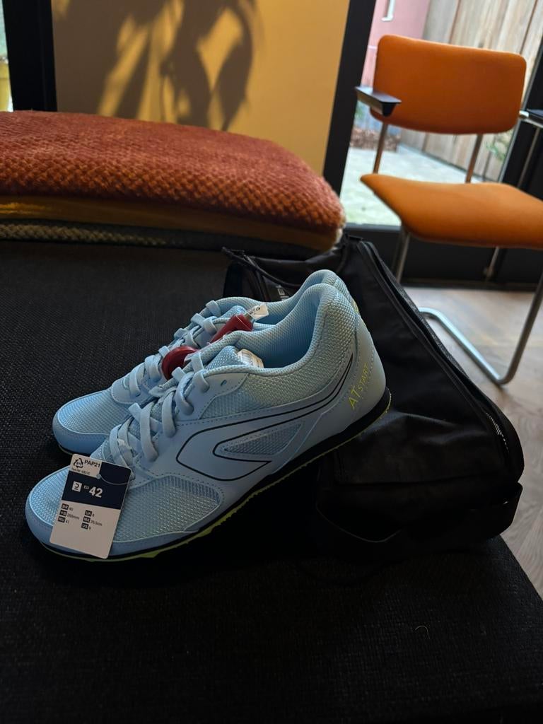 Nieuwe lichtblauwe spikes van het merk Kalenji, maat 42!, Ophalen, Nieuw, Spikes, Overige merken