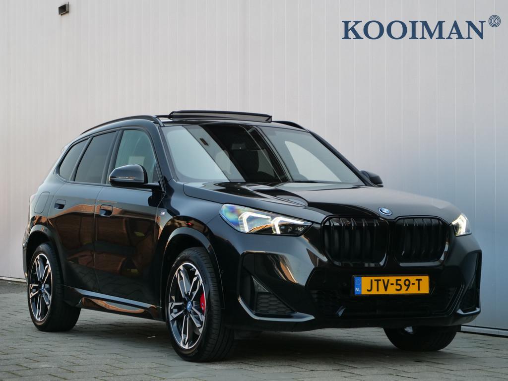BMW X1 xDrive25e M Sport pakket Pro 245 Pk Automaat Schuifda, Zwart, Bedrijf, Vierwielaandrijving, Hybride Elektrisch/Benzine
