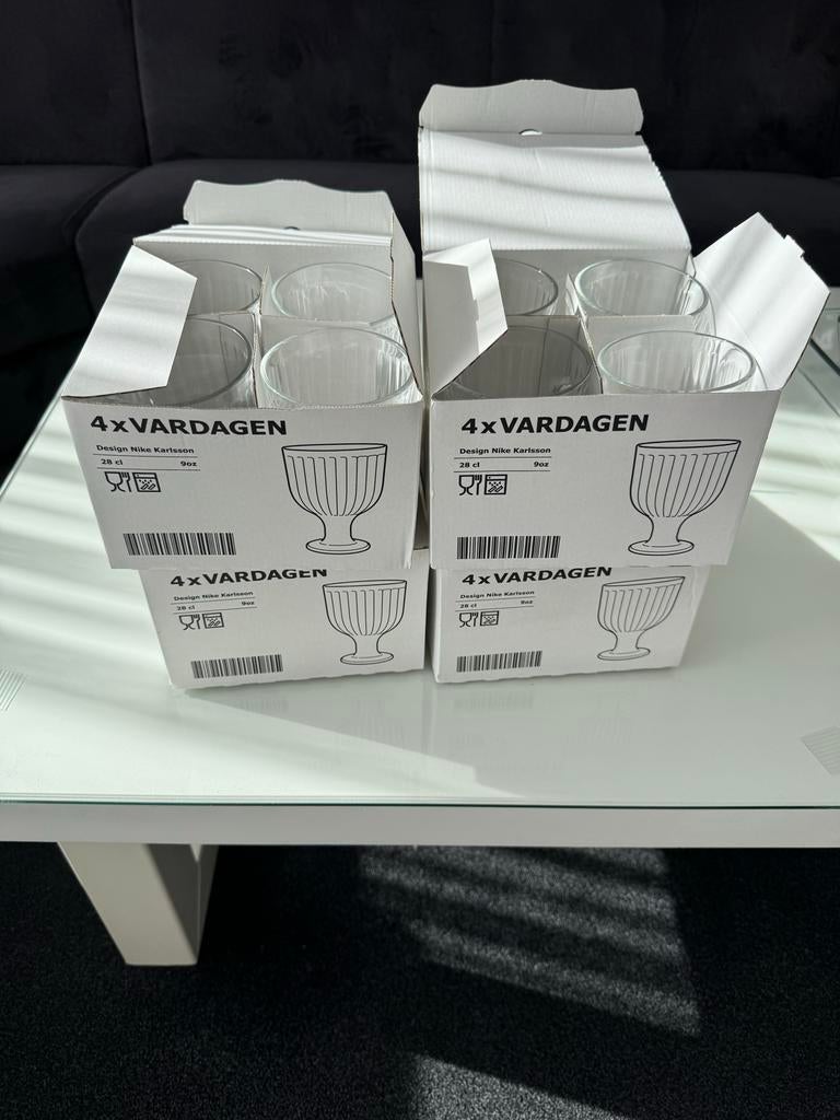 Nieuwe IKEA VARDAGEN glazen op voet - 16 stuks, Glas of Glazen, Nieuw, Ophalen of Verzenden, Glas