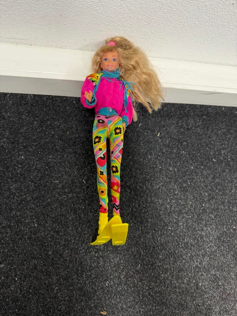 Vintage Barbie pop met ski-outfit en ski's, Ophalen of Verzenden, Gebruikt, Barbie