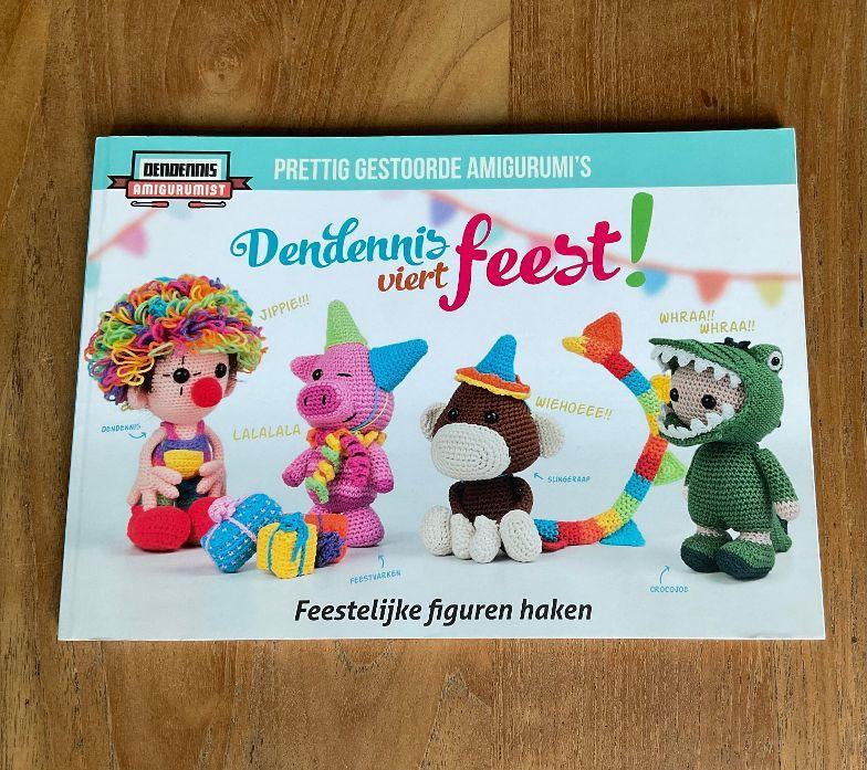 dendennis viert feest feestelijke figuren haken amigurumi's, Ophalen of Verzenden, Nieuw, Haken, Patroon of Boek