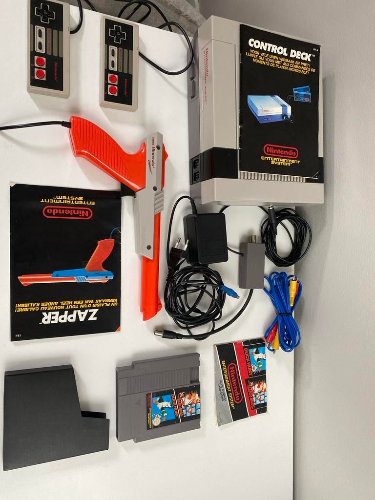 Nintendo NES met 2 controllers en Zapper, Spelcomputers en Games, Spelcomputers | Nintendo NES, Ophalen, Gebruikt, Met 2 controllers