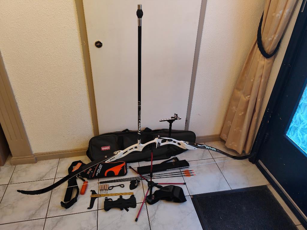 Te koop mooie complete recurve boogset RH 70 inch, Sport en Fitness, Handboogschieten, Ophalen, Zo goed als nieuw, Recurveboog