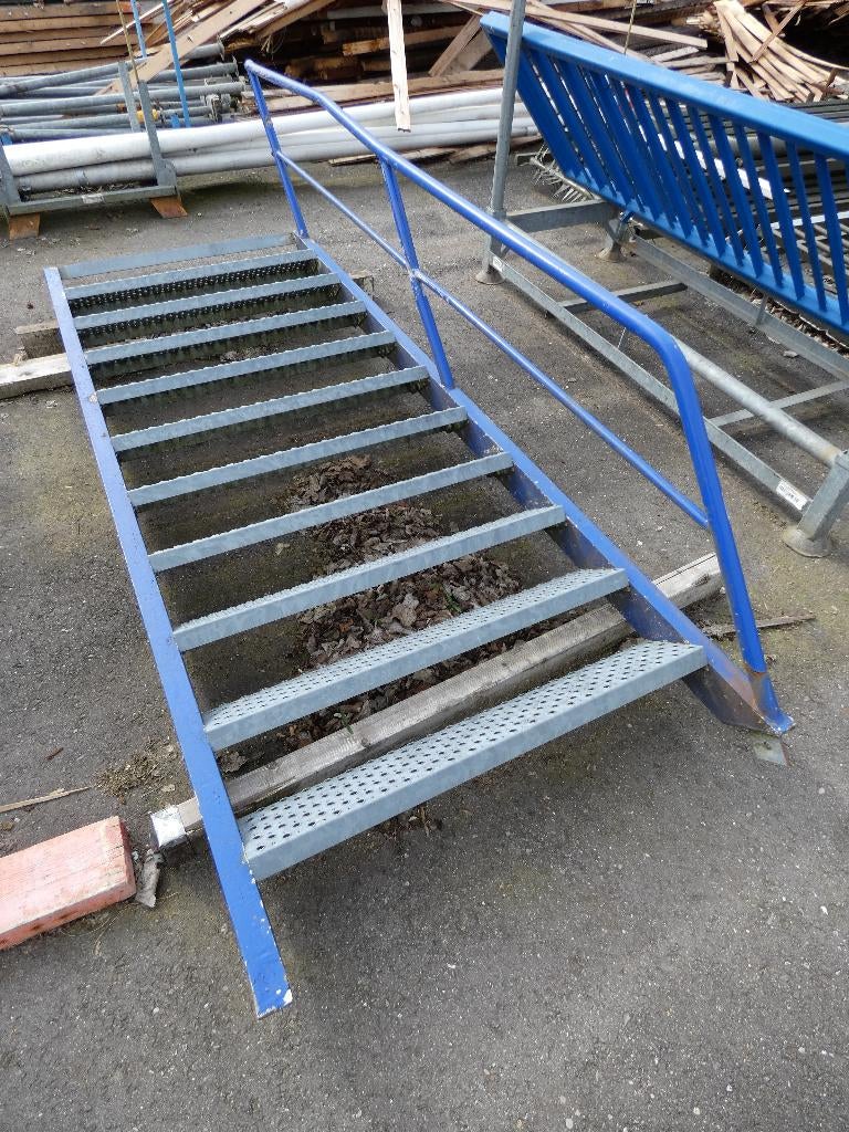 Rechte stalen trap (225,5 cm hoog), Doe-het-zelf en Verbouw, Ladders en Trappen, Ophalen, Gebruikt, Trap, 2 tot 4 meter