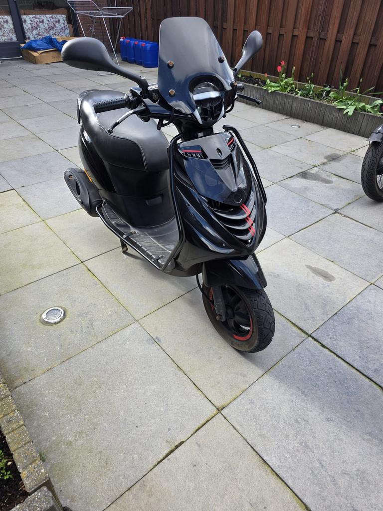 Piaggio Zip 2010, Fietsen en Brommers, Scooters | Piaggio, Ophalen, Gebruikt, Benzine, Zip