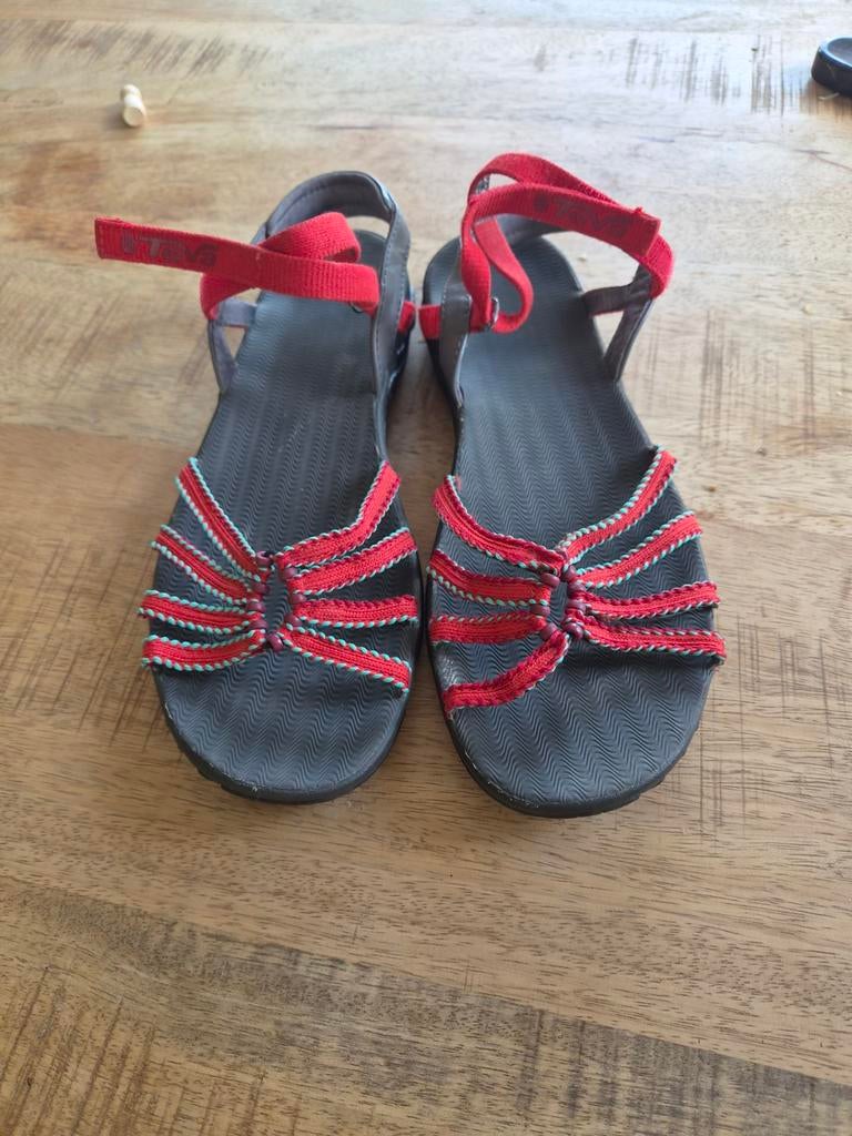 Teva sandalen rood maat 40, Kleding | Dames, Schoenen, Ophalen of Verzenden, Zo goed als nieuw, Rood, Sandalen of Muiltjes