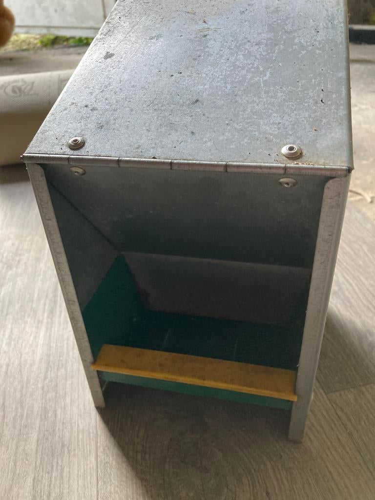 Voerbak voor kuikens of kleine kippen, Ophalen, Gebruikt, Drinken en Voederen