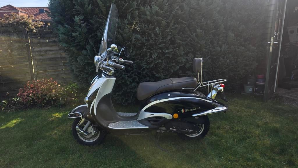 Zwarte Senzo scooter met windscherm, Ophalen of Verzenden, Gebruikt, Overige typen, Overige merken