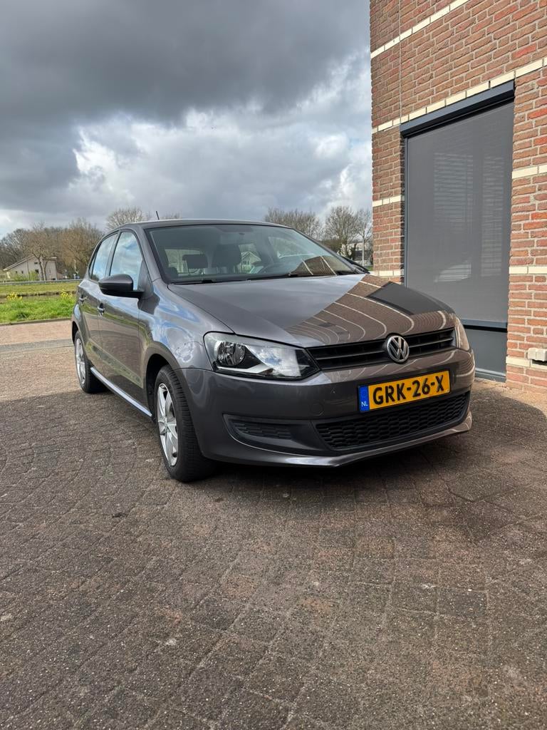 Volkswagen Polo carplay comfortline 1.2 51KW 2010 Grijs, Auto's, Voorwielaandrijving, 967 kg, 1198 cc, Handgeschakeld