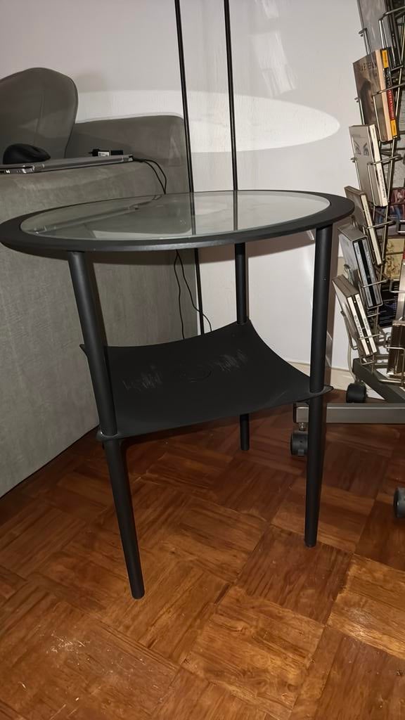 Industrieel bijzettafeltje met glasplaat., Huis en Inrichting, Tafels | Bijzettafels, Minder dan 55 cm, Rond, Ophalen, 45 tot 60 cm