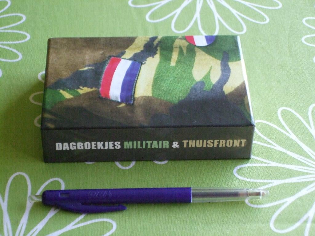 Dagboekjes militair & thuisfront in box - Hulp voor Helden, Verzamelen, Militaria | Algemeen, Overige soorten, Overige typen, Nederland