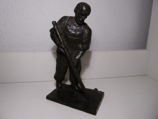 Gesigneerd zwaar bronzen beeld van een man, Antiek en Kunst, Ophalen of Verzenden