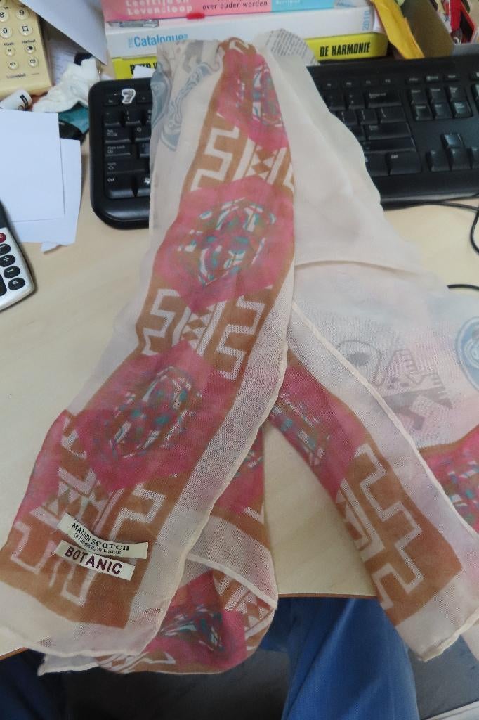 Maison Scotch een heerlijke ruime sjaal roze, wit  modekleur, Kleding | Dames, Mutsen, Sjaals en Handschoenen, Zo goed als nieuw