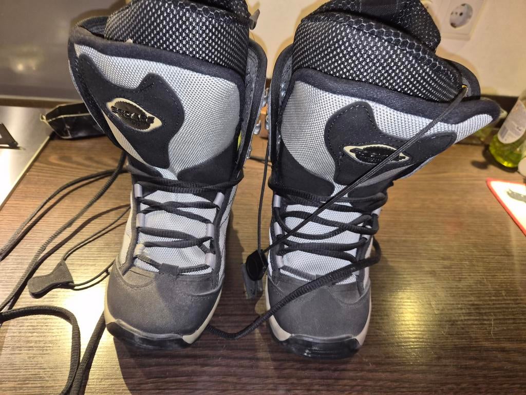 Escape snowboard boots. Maat 37.5 met binnenschoen, Sport en Fitness, Snowboarden, Ophalen of Verzenden, Zo goed als nieuw, Schoenen