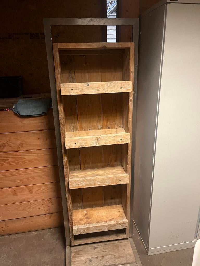 Steigerhouten kast op wielen met metalen frame, Ophalen, Gebruikt