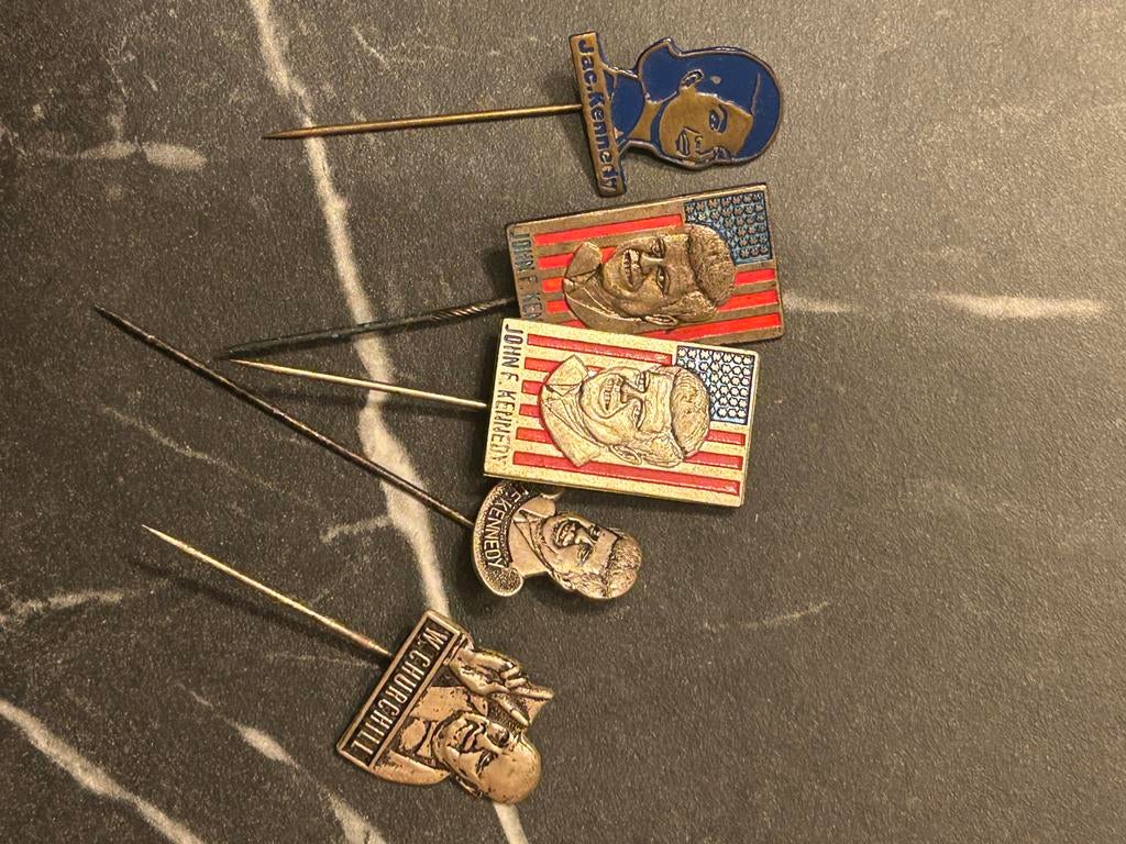 Vintage Politieke Speldjes - Kennedy & Churchill, Verzamelen, Speldjes, Pins en Buttons, Ophalen of Verzenden, Gebruikt, Overige onderwerpen