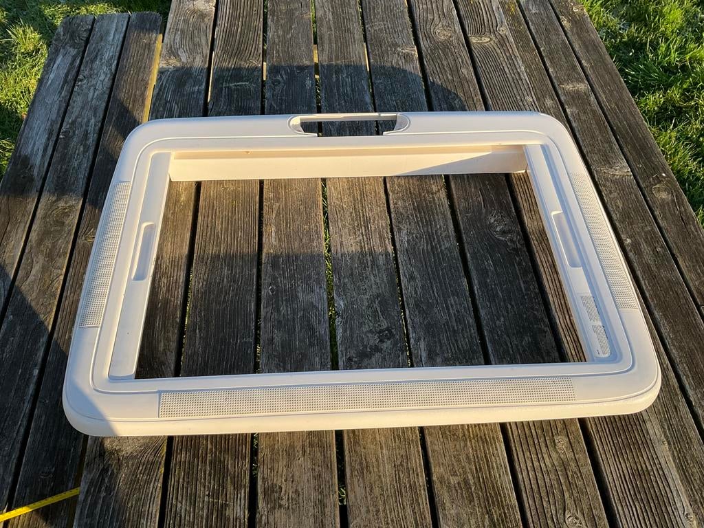 Heki dakluik 70x50 cm onderkader verduistering en vliegenhor, Ophalen, Nieuw