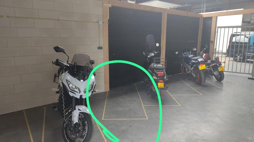 ️ Motorstalling Breda – Droog, veilig & 24/7 camerabewaking!