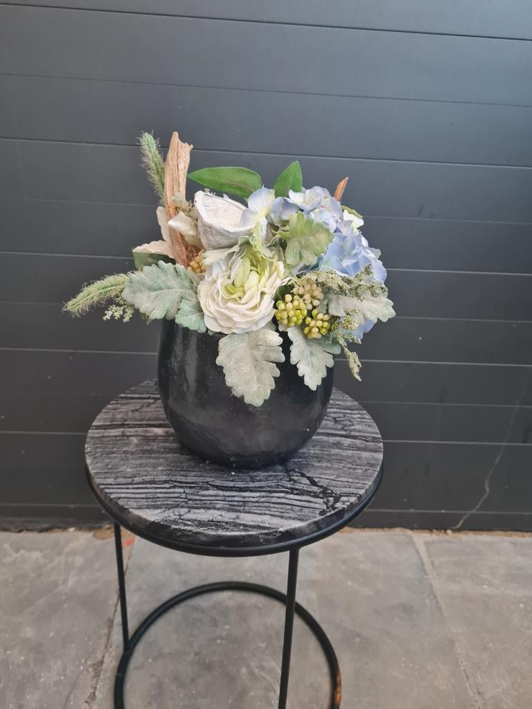 Mooie grijze pot met kunstbloemen, Ophalen of Verzenden, Zo goed als nieuw, Binnen