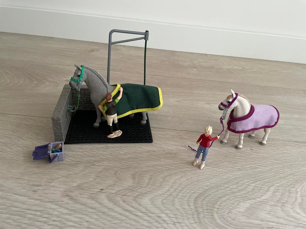 Schleigh Poetsplaats met 2 paarden, poppetjes en accessoires, Ophalen, Zo goed als nieuw, Jongen of Meisje