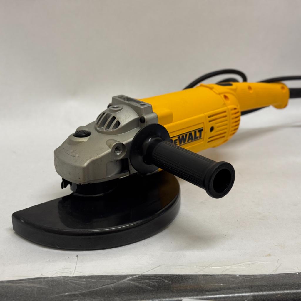 DeWalt D28400-QS Type 3 Haakse Slijper, Dewalt, Zo goed als nieuw, Support@dewalt.com, 701 E. Joppa Road
Towson, MD 21286
USA