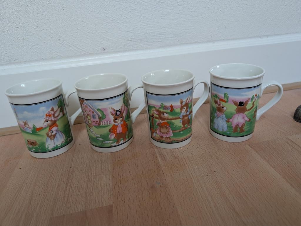 Vintage mokken met Peter Rabbit , Pieter Konijn, Huis en Inrichting, Ophalen of Verzenden, Aardewerk, Overige stijlen, Kop(pen) en/of Schotel(s)
