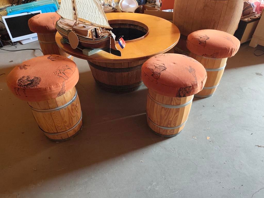 Wijnvat meubelen. Bank,3 stoelen,ronden zithoek.verwarming., Ophalen, Zo goed als nieuw, Rechthoekig, 125 cm of meer