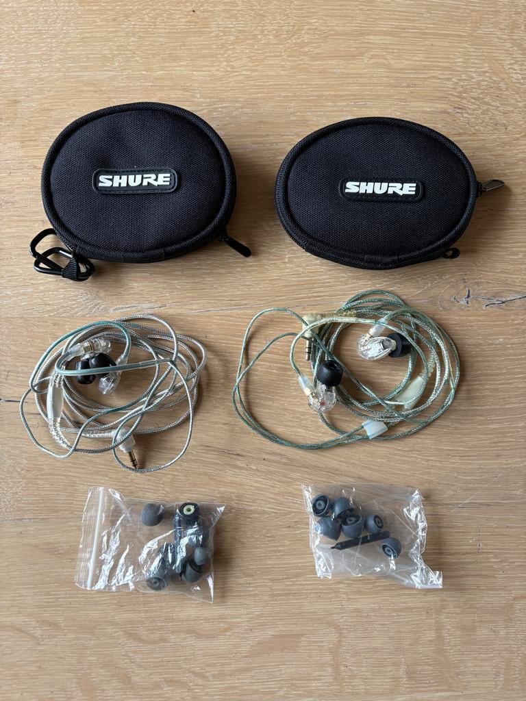 2 sets Shure SE215 In-Ear Monitors met toebehoren, Audio, Tv en Foto, Koptelefoons, Ophalen of Verzenden, Gebruikt, Over oor (circumaural)