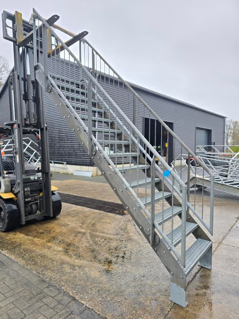 Stalen trap gegalv hoog 2.8mtr nob179, Doe-het-zelf en Verbouw, Ladders en Trappen, Ophalen, 2 tot 4 meter