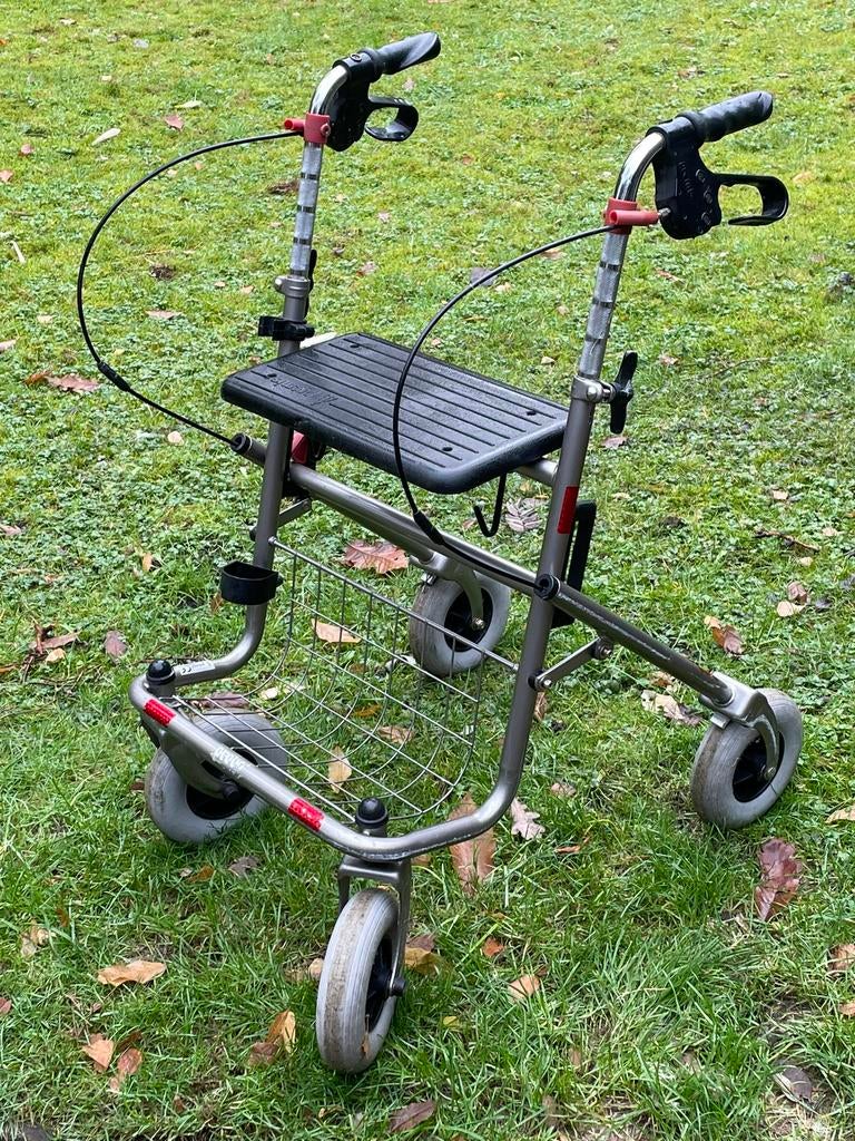 Degelijke nette opvouwbare rollator, Ophalen