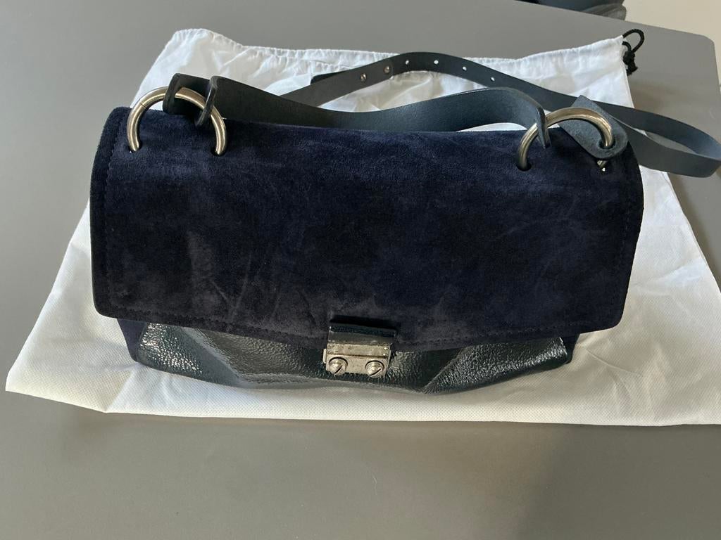 Schoudertas van Hispanitas in donkerblauw lak en suède, Sieraden, Tassen en Uiterlijk, Tassen | Schoudertassen, Ophalen of Verzenden