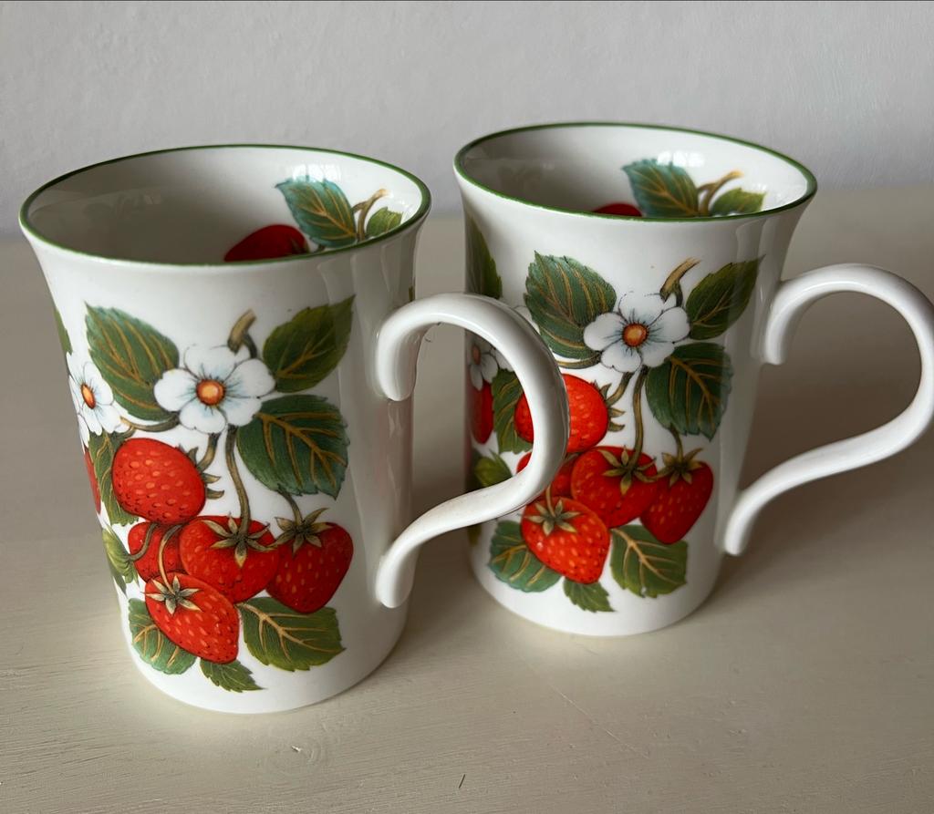 Twee mokken met aardbeien, zo goed als nieuw, Huis en Inrichting, Keuken | Servies, Ophalen of Verzenden, Zo goed als nieuw, Overige stijlen