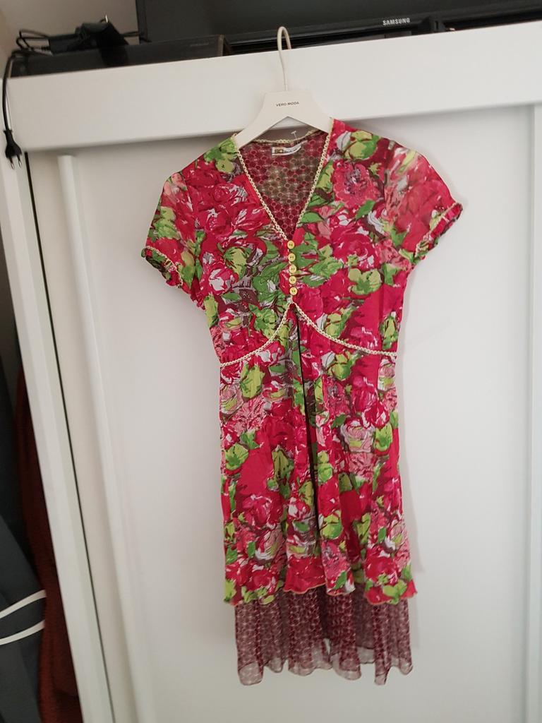 so soire mooie jurk mt s en m nog, Kleding | Dames, Jurken, Ophalen of Verzenden, Nieuw, Onder de knie