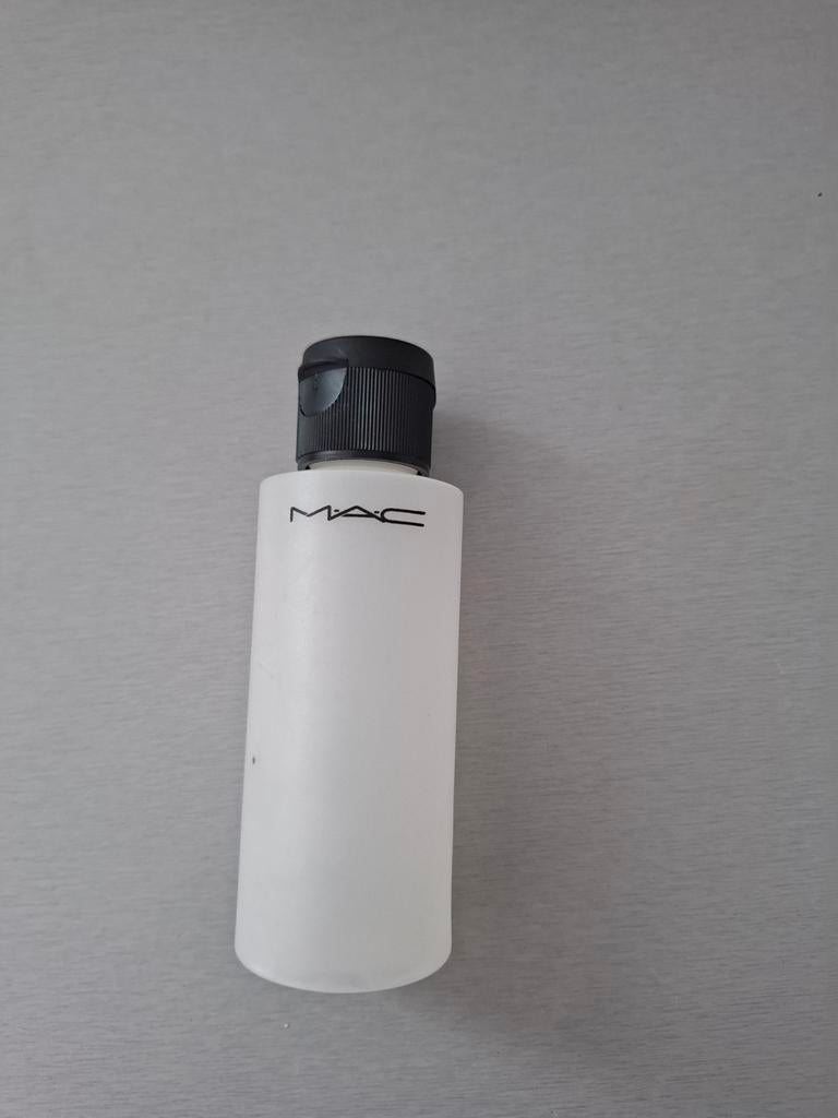 Gratis MAC reisflesje 70ml, Overige kleuren, Gehele gezicht, Ophalen of Verzenden, Zo goed als nieuw