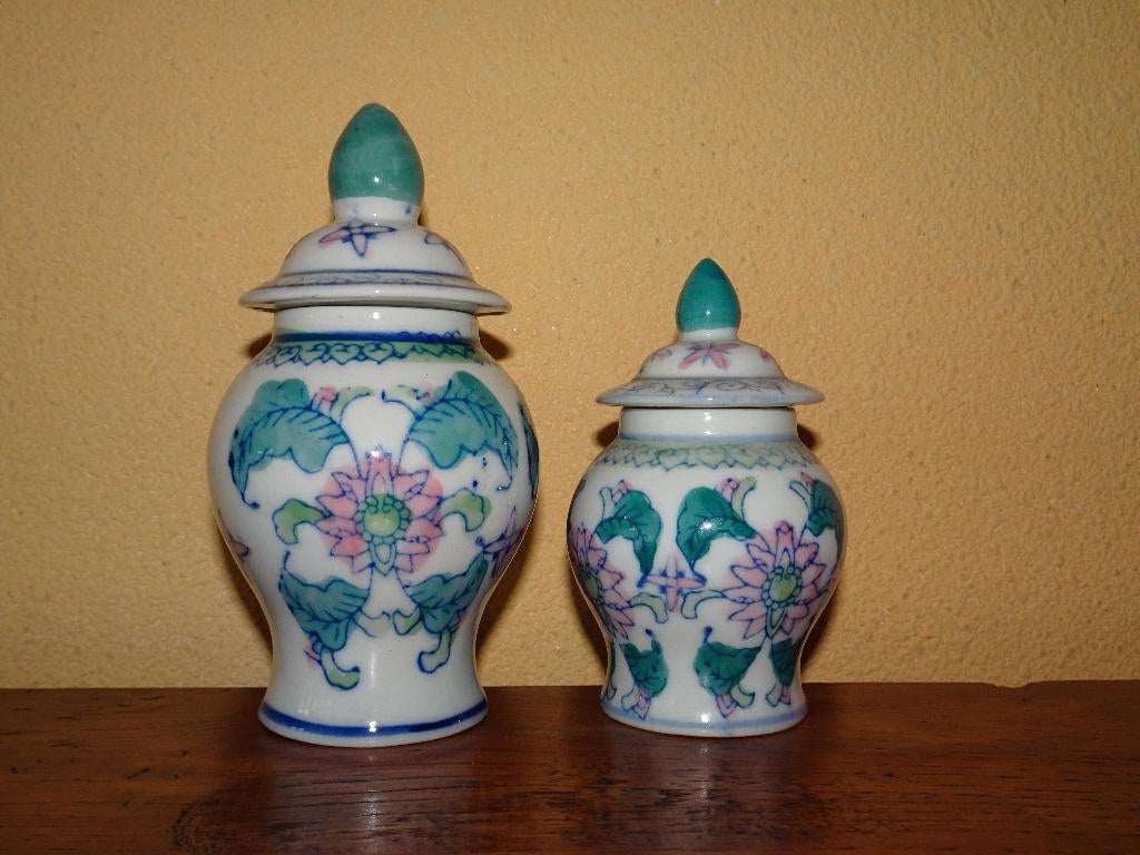 2 Chinese dekselvaasjes van porselein, Wit, Aardewerk of Porselein, Ophalen of Verzenden, Zo goed als nieuw