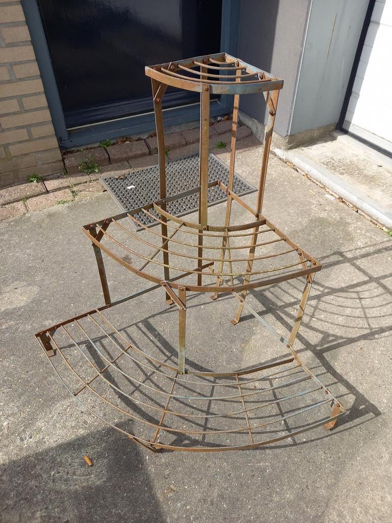 Vintage metalen plantenrek - hoekmodel, Tuin en Terras, Bloembakken en Plantenbakken, Ophalen