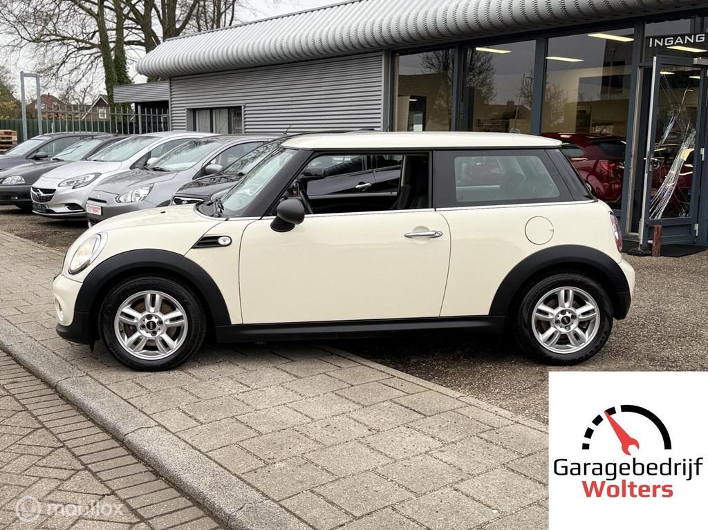 Mini 1.6 one airco stoelverwarm. 1e eigenaar 86dkm nw apk, Voorwielaandrijving, Gebruikt, Zwart, 4 cilinders