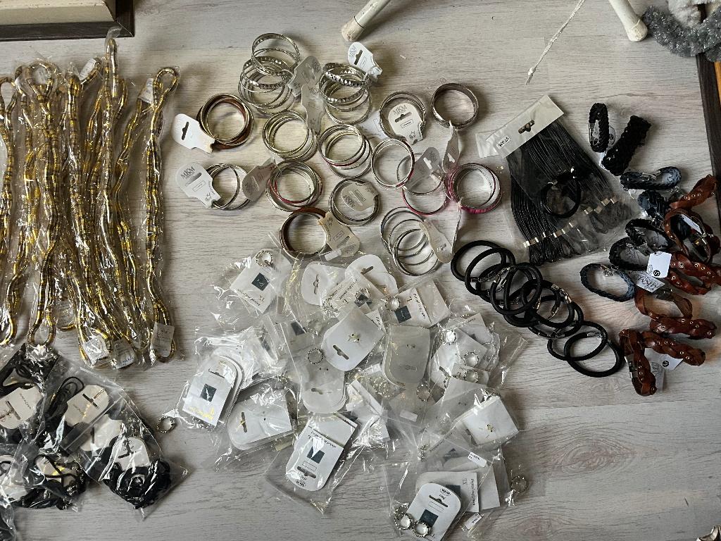 restpartij met sieraden. armbanden kettingen en ringen, Restpartij met sieraden. armbanden kettingen en ringen, Nieuw, Ophalen of Verzenden