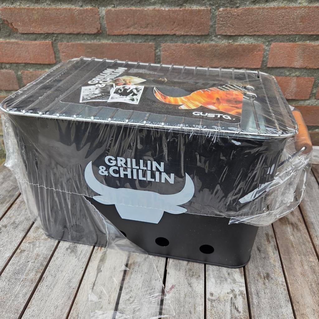 Grillin Chillin Gusta camping Barbeque BBQ houtskool, Tuin en Terras, Houtskoolbarbecues, Ophalen of Verzenden, Nieuw, Gusta Grillin&Chillin
