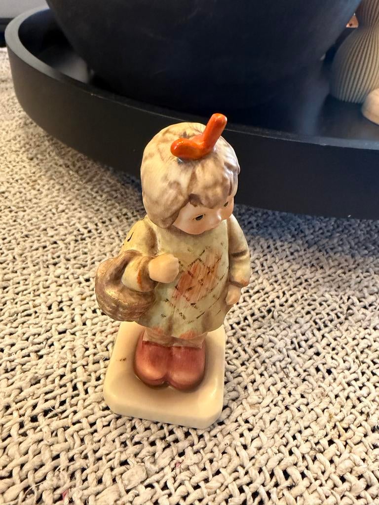 Goebel Hummel beeldje - Jongen met mandje en vogel, Verzamelen, Ophalen, Gebruikt, Hummel