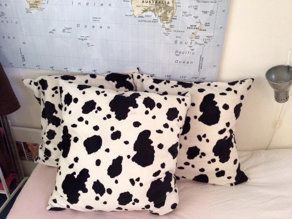 Kussens, woonkussens 3 stuks Koe, fluffy, speelkamer 65x65cm, Ophalen of Verzenden, Zo goed als nieuw, Kleed of Kussen