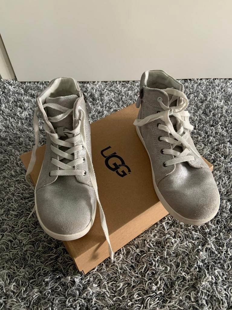 Ugg schoenen zilver kleurig met zijrits maat 33 zgan, Meisje, Schoenen, Ophalen of Verzenden, Zo goed als nieuw