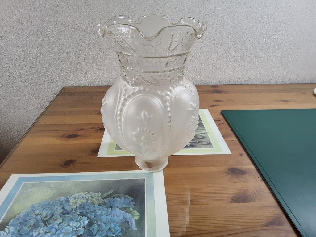 Vintage glazen lampenkap, bloemen reliëf, Ophalen of Verzenden, Gebruikt, Rond, Minder dan 25 cm
