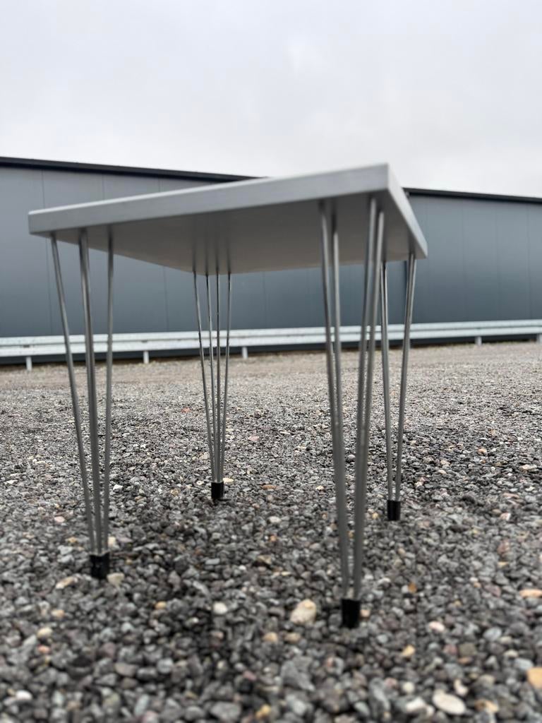 Vintage Pin Age bijzettafel van Fritz Hansen, Huis en Inrichting, Tafels | Bijzettafels, Minder dan 45 cm, Minder dan 55 cm, Gebruikt
