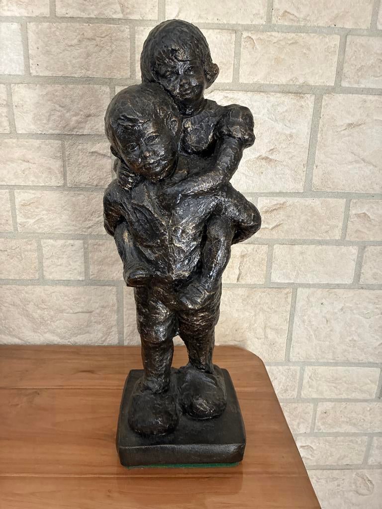 Bronzen beeld: Jongen met meisje op de rug, 62cm, 19kg, Antiek en Kunst, Kunst | Beelden en Houtsnijwerken, Beeld, Brons, Groep mensen